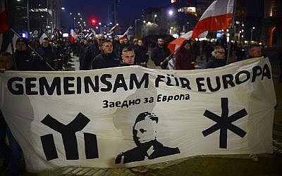 Des militants d'extrême droite défilent aux flambeaux lors d'une marche en l'honneur du général bulgare pro-nazie Hristo Lukov à Sofia le 17 février 2018. (AFP Photo/Nikolay Doychinov)