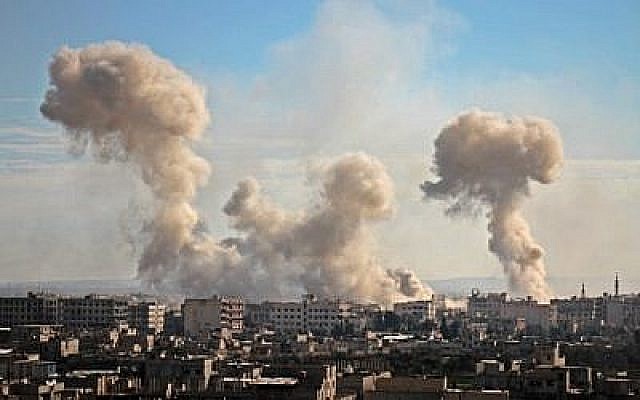 La fumée s'élève des bâtiments après le bombardement du village de Mesraba, dans la région assiégée de Ghouta Est, dans la banlieue de la capitale Damas, le 19 février 2018. (AFP PHOTO / Hamza Al-Ajweh) La fumée s'élève des bâtiments après le bombardement du village de Mesraba, dans la région assiégée de Ghouta Est, dans la banlieue de la capitale Damas, le 19 février 2018. (AFP PHOTO / Hamza Al-Ajweh)