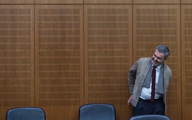 L'accusé John Ausonius, connu également sous le surnom de "Laserman", dans une salle d'audience d'une cour de district de Frankfurt am Main, à l'ouest de l'Allemagne, le 13 décembre 2017 (Crédit :/ AFP PHOTO / dpa / Boris Roessler ) L'accusé John Ausonius, connu également sous le surnom de "Laserman", dans une salle d'audience d'une cour de district de Frankfurt am Main, à l'ouest de l'Allemagne, le 13 décembre 2017 (Crédit :/ AFP PHOTO / dpa / Boris Roessler )