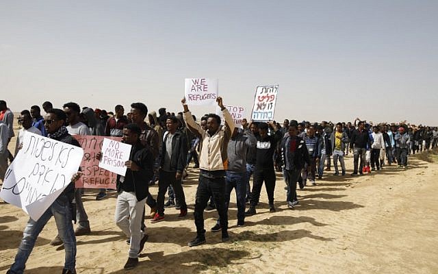 Les migrants africains partent du centre de détention de Holot pour aller à la prison de Saharonim, un centre de détention israélien pour demandeurs d'asile africains le 22 février 2018 (Crédit : AFP / MENAHEM KAHANA) Les migrants africains partent du centre de détention de Holot pour aller à la prison de Saharonim, un centre de détention israélien pour demandeurs d'asile africains le 22 février 2018 (Crédit : AFP / MENAHEM KAHANA)