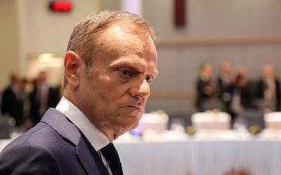 Le président du conseil européen Donald Tusk, au centre, arrive à un déjeuner lors d'une réunion informelle des 27 chefs d'Etat et de gouvernement de l'UE au siège du conseil de l'Union européenne de Bruxelles, le 23 février 2018 (Crédit : AFP PHOTO / Ludovic MARIN)
