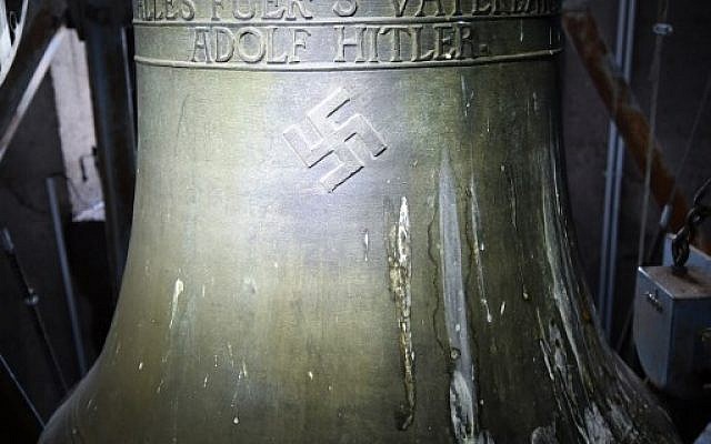 Une cloche datant de l'époque des nazis arborant une croix gammée et les mots -
"Tout pour la patrie - Adolf Hitler" ("Alles fuer's Vaterland - Adolf Hitler") à l'église St Jakob de Herxheim am Berg, dans l'ouest de l'Allemagne, le 19 mai 2017 (Crédit : AFP PHOTO / dpa / Uwe Anspach ) Une cloche datant de l'époque des nazis arborant une croix gammée et les mots -
"Tout pour la patrie - Adolf Hitler" ("Alles fuer's Vaterland - Adolf Hitler") à l'église St Jakob de Herxheim am Berg, dans l'ouest de l'Allemagne, le 19 mai 2017 (Crédit : AFP PHOTO / dpa / Uwe Anspach )