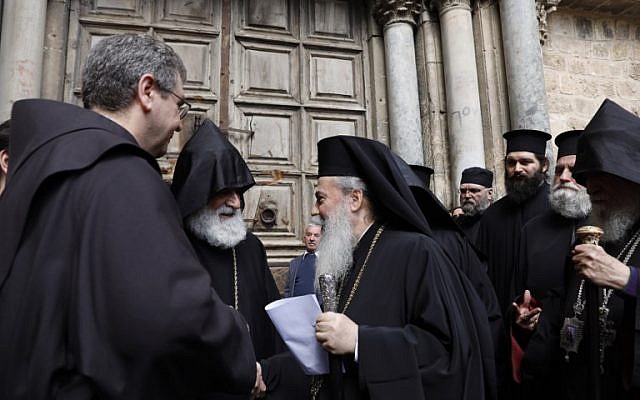 Le patriarche grec-orthodoxe de Jérusalem Théophile III lit un communiqué à la presse aux côtés du gardien de la terre sainte, le frère Francesco Patton et de l'évêque arménien Siwan,à gauche, devant les portes closes de l'église du saint-sépulcre, dans la Vieille Ville de Jérusalem, le 25 février 2018 (Crédit : AFP/ GALI TIBBON) Le patriarche grec-orthodoxe de Jérusalem Théophile III lit un communiqué à la presse aux côtés du gardien de la terre sainte, le frère Francesco Patton et de l'évêque arménien Siwan,à gauche, devant les portes closes de l'église du saint-sépulcre, dans la Vieille Ville de Jérusalem, le 25 février 2018 (Crédit : AFP/ GALI TIBBON)