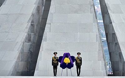 Des soldats montent la garde devant le mémorial de Tsitsernakaberd à Erevan, en Arménie, lors d'une cérémonie de commémoration du 100e anniversaire du génocide arménien, le 24 avril 2015 (Crédit : AFP / Kirill Kudryavtsev)