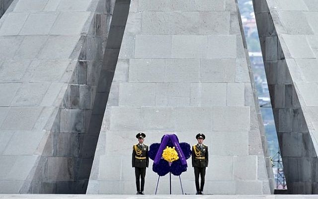 Des soldats montent la garde devant le mémorial de Tsitsernakaberd à Erevan, en Arménie, lors d'une cérémonie de commémoration du 100e anniversaire du génocide arménien, le 24 avril 2015 (Crédit : AFP / Kirill Kudryavtsev) Des soldats montent la garde devant le mémorial de Tsitsernakaberd à Erevan, en Arménie, lors d'une cérémonie de commémoration du 100e anniversaire du génocide arménien, le 24 avril 2015 (Crédit : AFP / Kirill Kudryavtsev)