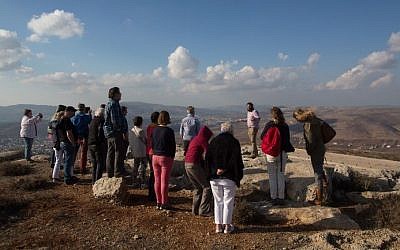 Nati Rom, président de la fondation  Lev Haolam foundation, guide un groupe de chrétiens européens durant une visite de l'(avant-poste israélien d' Esh Kodesh en Cisjordanie, le 10 novembre 2015 (Crédit :  Menahem Kahana/AFP)