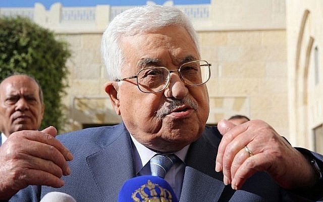 Le dirigeant palestinien Mahmoud Abbas s'adresse à la presse après avoir rencontré le roi de Jordanie au palais royal d'Amman le 22 octobre 2017 (Crédit : Photo AFP / Khalil Mazraawi) Le dirigeant palestinien Mahmoud Abbas s'adresse à la presse après avoir rencontré le roi de Jordanie au palais royal d'Amman le 22 octobre 2017 (Crédit : Photo AFP / Khalil Mazraawi)
