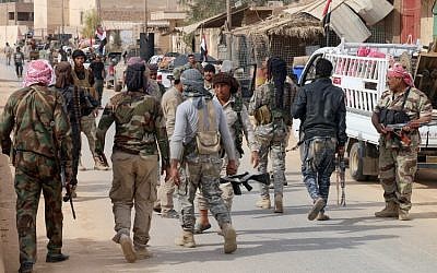 Des forces irakiennes pro-gouvernementales réunies à Rawa le 18 novembre 2017 après la reprise par les fortes de la ville de la vallée de l'Euphrate aux mains des djihadistes de l'Etat islamique (Crédit : AFP PHOTO / Suleiman al-ANBARI)