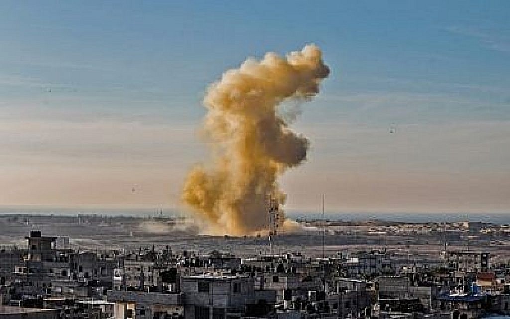Une photo prise le 28 novembre 2017 à Rafah, dans le sud de la bande de Gaza, montre une fumée qui s'échappe après une explosion près de la frontière du côté égyptien de la ville divisée. (AFP Photo/Said Khatib)