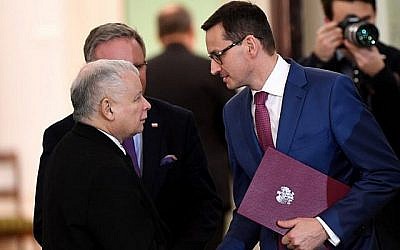 Mateusz Morawiecki (à droite), Premier ministre polonais, serre la main de Jaroslaw Kaczynski, leader du parti PiS (Droit et Justice), au palais présidentiel de Varsovie, le 8 décembre 2017 (AFP / Janek Skarzynski)