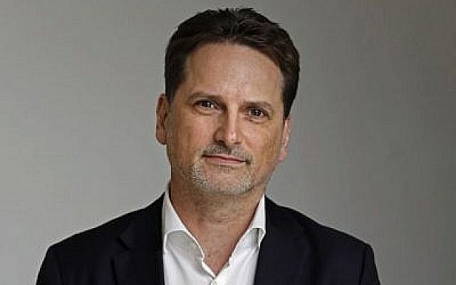 Pierre Krahenbuhl, chef de l'Office de secours et de travaux des Nations Unies pour les réfugiés palestiniens,(UNRWA) lors d'une interview à Jérusalem le 19 janvier 2018. (Crédit : AFP/Thomas Coex)