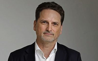 Pierre Krahenbuhl, chef de l'Office de secours et de travaux des Nations Unies pour les réfugiés palestiniens,(UNRWA) lors d'une interview à Jérusalem le 19 janvier 2018. (Crédit : AFP/Thomas Coex)