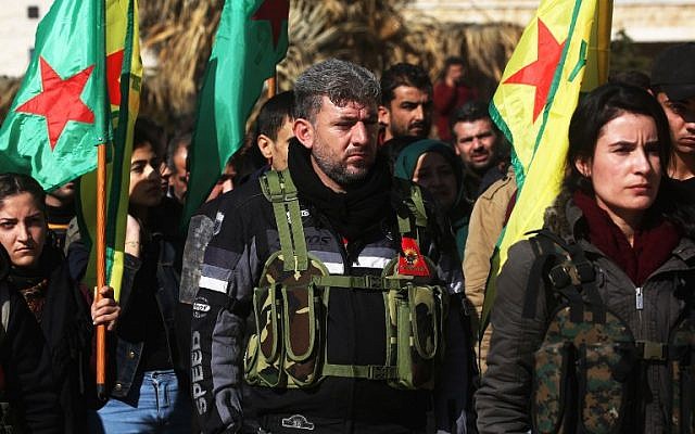Des kurdes syriens lors d’un défilé militaire inattendu, à Afrine, au moment où des civils se mobilisent et s’enrôlent pour rejoindre le front ou renforcer les équipes médicales et lutter contre les troupes turques, au sein de le YPG, le 28 janvier 2018. (Crédit : AFP / Delil SOULEIMAN) Des kurdes syriens lors d’un défilé militaire inattendu, à Afrine, au moment où des civils se mobilisent et s’enrôlent pour rejoindre le front ou renforcer les équipes médicales et lutter contre les troupes turques, au sein de le YPG, le 28 janvier 2018. (Crédit : AFP / Delil SOULEIMAN)
