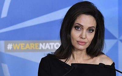 L'actrice américaine et envoyée spéciale pour le Haut Commissariat des Nations Unies pour les réfugiés (HCR) Angelina Jolie lors d'une conférence de presse après sa rencontre avec le Secrétaire général de l'OTAN le 31 janvier 2018 (Crédit : AFP PHOTO / Emmanuel DUNAND)