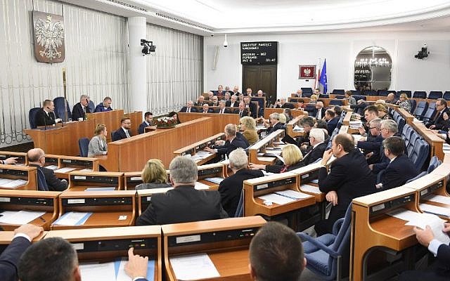 Les sénateurs assistent à une séance de nuit au Sénat polonais à Varsovie, le 1er février 2018 (Crédit : PAP / Radek Pietruszka / AFP)