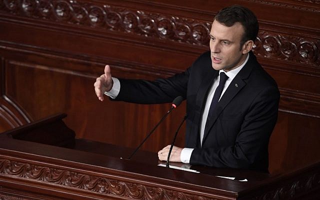 Le président français Emmanuel Macron s'adresse au parlement tunisien à Tunis, le 1er février 2018 (Crédit : PHOTO AFP / Eric FEFERBERG)
