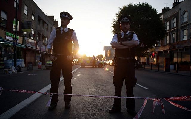 Des policiers montent la garde après une attaque dans le quartier de Finsbury Park, contre une mosquée, à Londres, le 19 juin 2017. (Crédit : Daniel LEAL-OLIVAS / AFP) Des policiers montent la garde après une attaque dans le quartier de Finsbury Park, contre une mosquée, à Londres, le 19 juin 2017. (Crédit : Daniel LEAL-OLIVAS / AFP)