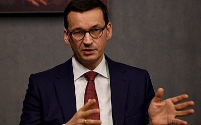 Le Premier ministre polonais, Mateusz Morawiecki, s'entretient avec la presse lors de sa visite du 2 janvier 2018 au musée de la famille Ulma, qui documente le sort de la famille polonaise Ulma, tuée en mars 1944 par les Allemands nazis pour avoir sauvé des Juifs pendant l'Holocauste, dans le village de Markowa, au sud-est de la Pologne. (AFP/Janek Skarzynski)