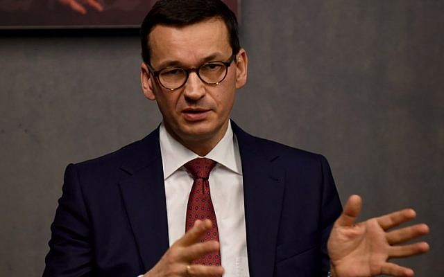 Le Premier ministre polonais, Mateusz Morawiecki, s'entretient avec la presse lors de sa visite du 2 janvier 2018 au musée de la famille Ulma, qui documente le sort de la famille polonaise Ulma, tuée en mars 1944 par les Allemands nazis pour avoir sauvé des Juifs pendant l'Holocauste, dans le village de Markowa, au sud-est de la Pologne. (AFP/Janek Skarzynski) Le Premier ministre polonais, Mateusz Morawiecki, s'entretient avec la presse lors de sa visite du 2 janvier 2018 au musée de la famille Ulma, qui documente le sort de la famille polonaise Ulma, tuée en mars 1944 par les Allemands nazis pour avoir sauvé des Juifs pendant l'Holocauste, dans le village de Markowa, au sud-est de la Pologne. (AFP/Janek Skarzynski)