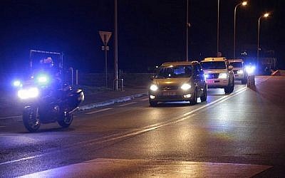 La police française escorte un convoi qui transfère le Salah Abdeslam, principal suspect des attentats de Paris, depuis Felury-Mérogis jusqu'au Palais de Justice de Bruxelles, le 5 février 2018. (Crédit : AFP Photo/Zakaria Abdelkafi)
