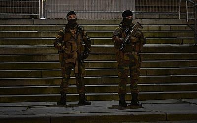 Des policiers montent la garde devant la Palais de Justice de Bruxelles, à l'ouverture du procès de Salah Abdeslam, le 5 février 2018. (Crédit : AFP Photo/John Thys)
