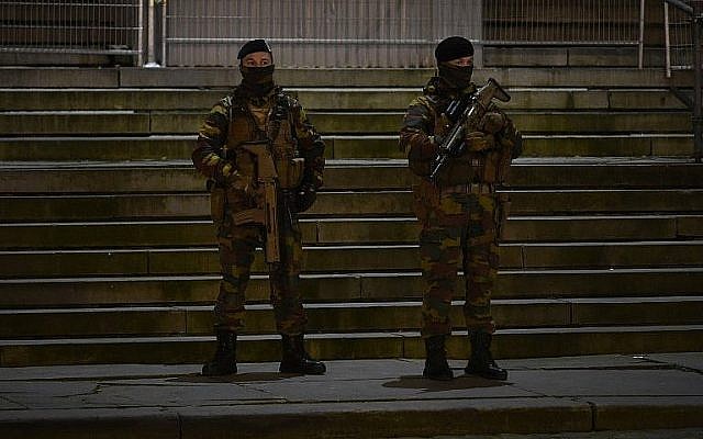 Des policiers montent la garde devant la Palais de Justice de Bruxelles, à l'ouverture du procès de Salah Abdeslam, le 5 février 2018. (Crédit : AFP Photo/John Thys)