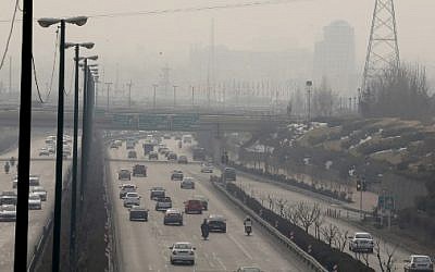 Vue générale à Téhéran, en Iran, le 5 février 2018, montrant une couverture épaisse de pollution alors que le phénomène atteint de nouveaux sommets. (AFP / ATTA KENARE)