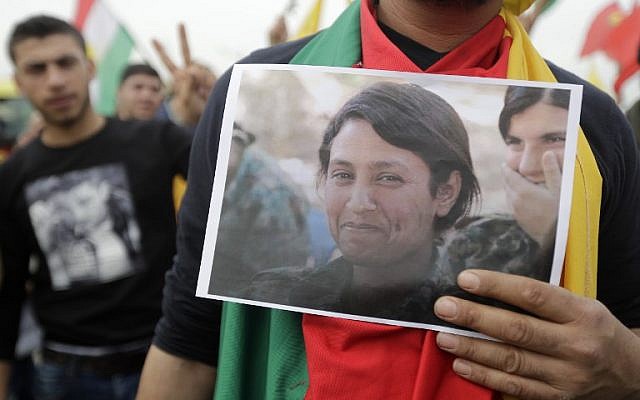 Une libanaise de la communauté kurde brandit une photo de Barin Kobani, 23 ans, membre des Unités de protection de la femme (YPJ), torturée et tuée par rebelles alliés aux forces turques. Photo prise durant une manifestation contre l’offensive turque à Afrine, devant l’ambassade américaine à Aaoukar, au nord de Beyrouth, le 5 février 2018. (Crédit : AFP / Joseph EID) Une libanaise de la communauté kurde brandit une photo de Barin Kobani, 23 ans, membre des Unités de protection de la femme (YPJ), torturée et tuée par rebelles alliés aux forces turques. Photo prise durant une manifestation contre l’offensive turque à Afrine, devant l’ambassade américaine à Aaoukar, au nord de Beyrouth, le 5 février 2018. (Crédit : AFP / Joseph EID)