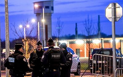 La police monte la garde devant la prison de Vendin-le-Vieil, dans le nord de la France, où il est détenu pendant son procès au Palais de Justice de Bruxelles, en février 2018. (Crédit : AFP / PHILIPPE HUGUEN)