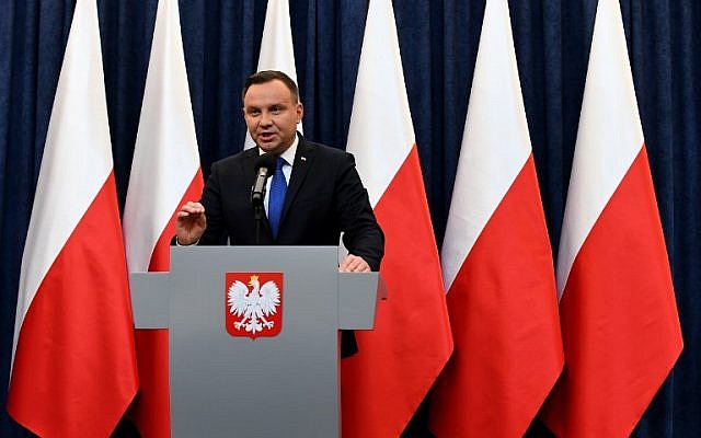 Le président polonais Andrzej Duda annonce, durant une conférence de presse, qu'il signera la loi controversée sur la Shoah,à Varsovie, le 6 février 2018. (Crédit : AFP / JANEK SKARZYNSKI) Le président polonais Andrzej Duda annonce, durant une conférence de presse, qu'il signera la loi controversée sur la Shoah,à Varsovie, le 6 février 2018. (Crédit : AFP / JANEK SKARZYNSKI)
