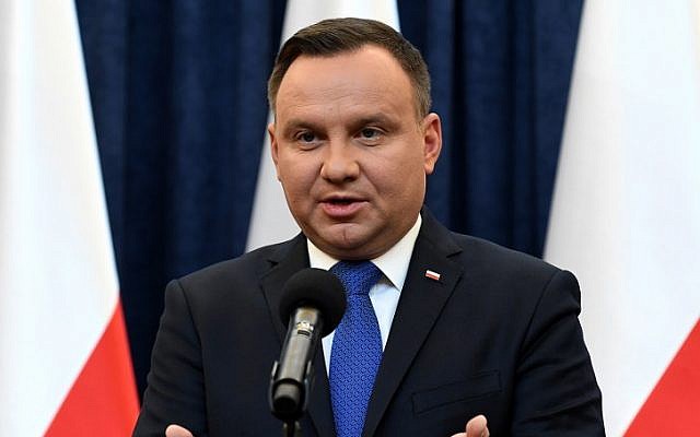 Le président polonais Andrzej Duda donne une conférence de presse le 6 février 2018 à Varsovie pour annoncer qu'il signera un projet de loi controversé sur l'Holocauste qui a déclenché des tensions avec Israël, les Etats-Unis et l'Ukraine. (AFP PHOTO / JANEK SKARZYNSKI) Le président polonais Andrzej Duda donne une conférence de presse le 6 février 2018 à Varsovie pour annoncer qu'il signera un projet de loi controversé sur l'Holocauste qui a déclenché des tensions avec Israël, les Etats-Unis et l'Ukraine. (AFP PHOTO / JANEK SKARZYNSKI)