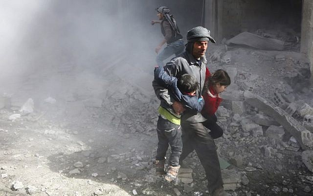 Des civils syriens fuient les frappes du régime dans la ville rebelle de Jisrine, dans la Ghouta orientale, près de Dama, le 8 février 2018. (Crédit : AFP/ ABDULMONAM EASSA) Des civils syriens fuient les frappes du régime dans la ville rebelle de Jisrine, dans la Ghouta orientale, près de Dama, le 8 février 2018. (Crédit : AFP/ ABDULMONAM EASSA)