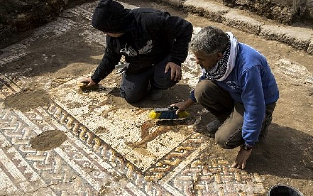 Des ouvriers de l'Autorité israélienne des Antiquités nettoient une mosaïque romaine rare du 2e ou 3e siècle au Parc National de Césarée, en Israël, le 8 février 2018 (AFP PHOTO / JACK GUEZ) Des ouvriers de l'Autorité israélienne des Antiquités nettoient une mosaïque romaine rare du 2e ou 3e siècle au Parc National de Césarée, en Israël, le 8 février 2018 (AFP PHOTO / JACK GUEZ)