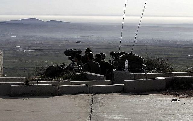 Des soldats israéliens prenant position dans le plateau du Golan près de la frontière syrienne, le 10 février 2018. (Crédit : AFP / JALAA MAREY)