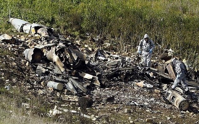 Une photo prise au kibboutz de Harduf, dans le nord d'Israël, montre les restes d'un F-16 israélien qui s'est écrasé après avoir été la cible des forces aériennes syriennes (Crédit : AFP / Jack GUEZ)