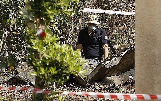 Une photo prise dans la vallée du Jezreel dans le nord d'Israël montre des spécialistes en explosifs en train d'inspecter des débris, le 10 février 2018 (Crédit : AFP PHOTO / Jack GUEZ) Une photo prise dans la vallée du Jezreel dans le nord d'Israël montre des spécialistes en explosifs en train d'inspecter des débris, le 10 février 2018 (Crédit : AFP PHOTO / Jack GUEZ)