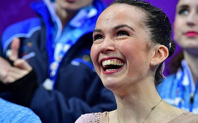 L'Israélienne Aimee Buchanan laisse éclater sa joie après sa prestation en solo dans une épreuve de patinage artistique durant les jeux olympiques d'hiver de Pyeongchang 2018 à la patinoire Gangneung à Gangneung, le 11 février 2018 (Crédit : AFP PHOTO / Mladen ANTONOV)
