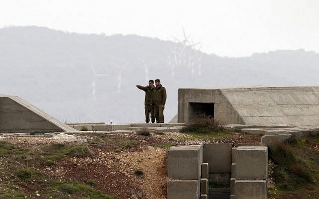 Des soldats israéliens se tiennent au sommet d'une position militaire sur le plateau du Golan, près de la frontière syrienne, le 11 février 2018. (Jalaaa Marey/AFP) Des soldats israéliens se tiennent au sommet d'une position militaire sur le plateau du Golan, près de la frontière syrienne, le 11 février 2018. (Jalaaa Marey/AFP)