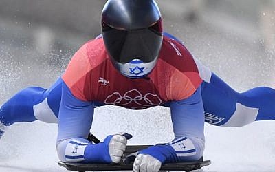 L'Israélien Adam Edelman ralentit au cours du troisième round de l'épreuve masculine de Skeleton lors des Jeux olympiques d'hiver de Pyeongchang en 2018 au centre olympique de glisse de Pyeongchang, le 16 février 2018 (Crédit : AFP PHOTO / Mark Ralston)