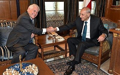 Le secrétaire d'État américain Rex Tillerson (G) rencontre le président du Parlement libanais Nabih Berri (D) à Beyrouth le 15 février 2018. (AFP Photo/Stringer)