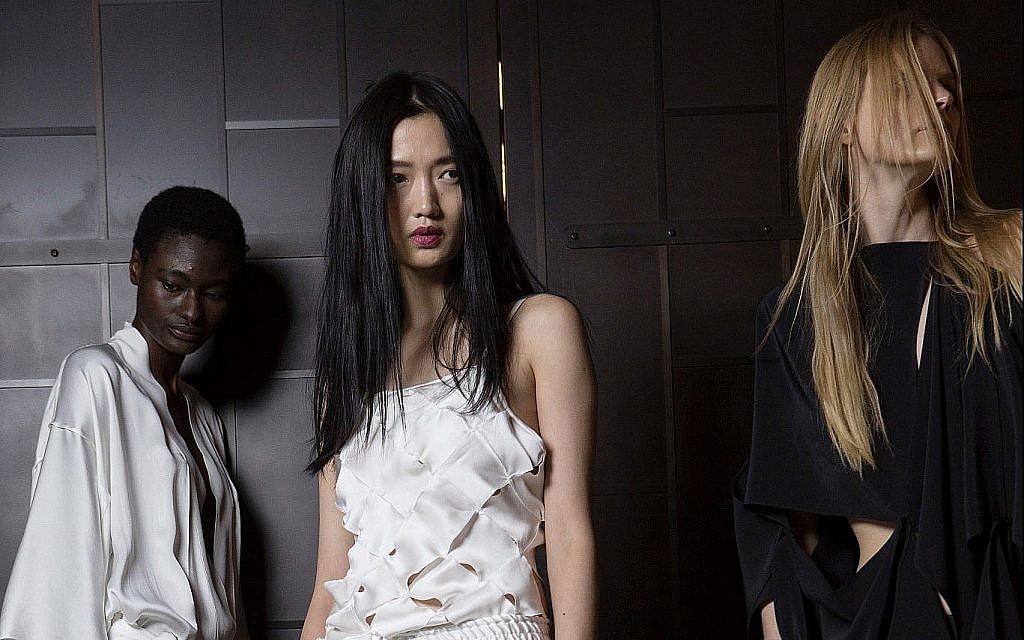 Trois créations de la prochaine collection de Lia Kes NYC, présentée à la Fashion Week de New York (Crédit : Autorisation de Lia Kes) Trois créations de la prochaine collection de Lia Kes NYC, présentée à la Fashion Week de New York (Crédit : Autorisation de Lia Kes)