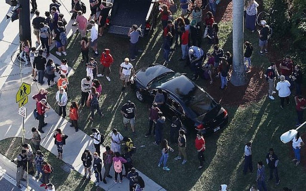 Les gens attendent leurs proches à la sortie du lycée Marjory Stoneman Douglas après une fusillade à l'école qui a fait plusieurs morts et blessés, le 14 février 2018 à Parkland, en Floride (Crédit : Joe Raedle / Getty Images / AFP)