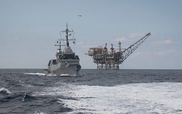 Une corvette Saar 5 de la marine israélienne défend une plate-forme d'extraction de gaz naturel au large des côtes israéliennes, sur une photographie non datée. (Armée israélienne) Une corvette Saar 5 de la marine israélienne défend une plate-forme d'extraction de gaz naturel au large des côtes israéliennes, sur une photographie non datée. (Armée israélienne)