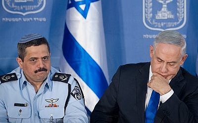 Le chef de la police israélienne Roni Alsheich, à gauche, avec le Premier ministre Benjamin Netanyahu lors d'une cérémonie de bienvenue en l'honneur d'Alsheich, au bureau du Premier ministre à Jérusalem, le 3 décembre 2015 (Miriam Alster / Flash90)