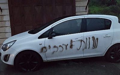 Une voiture vandalisée dans le village de Jit, en Cisjordanie, avec la phrase en hébreu "Mort aux Arabes", le 13 février 2018. (Rabbis for Human Rights)