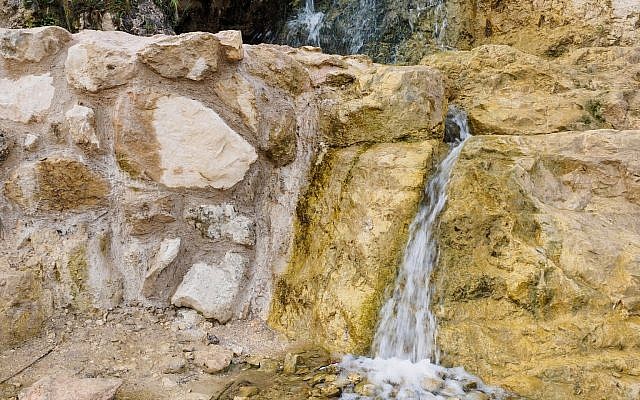 Une structure découverte sur le site d'Ein Hanya, près de Jérusalem, et révélée au public le mercredi 31 janvier 2018 (Crédit : Assaf Peretz / Israel Antiquities Authority) Une structure découverte sur le site d'Ein Hanya, près de Jérusalem, et révélée au public le mercredi 31 janvier 2018 (Crédit : Assaf Peretz / Israel Antiquities Authority)