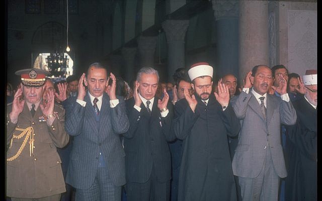 Le président égyptien Anouar el-Sadate prie à la mosquée al-Aqsa à Jérusalem, le 20 novembre 1977 (archives Miki Tzarfati / GPO)