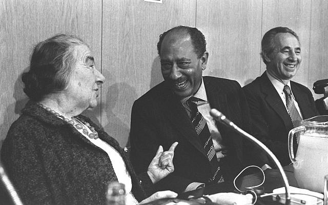 Anouar el-Sadate avec Golda Meir et Shimon Peres à la Knesset (archives Ya'acov Sa'ar / GPO)