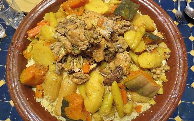 Couscous dans un plat à tajine traditionnel (Crédit : CC BY-SA 3.0/Arnaud 25) Couscous dans un plat à tajine traditionnel (Crédit : CC BY-SA 3.0/Arnaud 25)