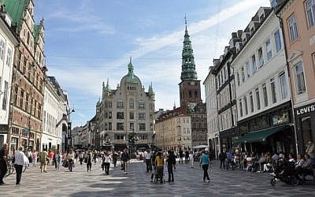 Une place à Copenhague, Danemark, fichier photo (CC-BY Furya/Wikimedia Commons)